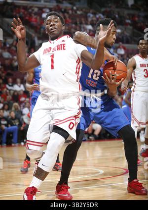 24 novembre 2015 - Columbus, OH, USA - Jae'Sean Tate de l'Ohio State (1) passe devant Dayon Griffin de Louisiana Tech (10), qui a pris le rebond en première mi-temps à Value City Arena à Columbus, Ohio, le mardi 24 novembre 2015. (Crédit image : © Jonathan Quilter/TNS via ZUMA Wire) Banque D'Images