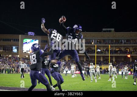 27 novembre 2015 : le cornerback Julius Lewis (24 ans) des Horned Frogs de la TCU célèbre son interception lors du match de football NCAA entre Baylor et TCU au stade Amon G. carter à Fort Worth, Texas. (Crédit image : © JP Waldron/CSM via ZUMA Wire) Banque D'Images