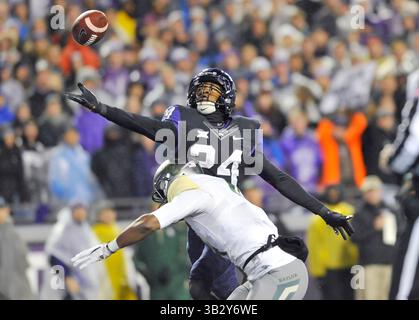 27 novembre 2015 : Julius Lewis (24 ans), cornerback de la TCU, donne une passe destinée à un receveur Baylor dans la zone d'extrémité pendant la première moitié d'un match de football universitaire de la NCAA entre les Baylor Bears et les TCU Horned Frogs à Fort Worth, Texas. TCU a gagné 28-21. Austin McAfee/CSM(image crédit : © Austin McAfee/CSM via ZUMA Wire) Banque D'Images