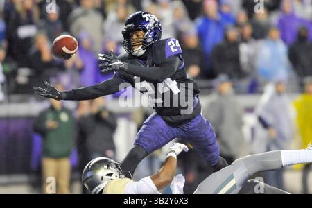 27 novembre 2015 : Julius Lewis (24 ans), cornerback de la TCU, donne une passe destinée à un receveur Baylor dans la zone d'extrémité pendant la première moitié d'un match de football universitaire de la NCAA entre les Baylor Bears et les TCU Horned Frogs à Fort Worth, Texas. TCU a gagné 28-21. Austin McAfee/CSM(image crédit : © Austin McAfee/CSM via ZUMA Wire) Banque D'Images