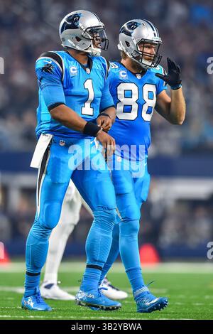26 novembre 2015 : .le quarterback des Carolina Panthers Cam Newton (1) et le Tight End des Carolina Panthers Greg Olsen (88). Lors d'un match de football NFL entre les Carolina Panthers et les Dallas Cowboys jeudi soir au AT&T Stadium d'Arlington, Texas. . Manny Flores/CSM Banque D'Images