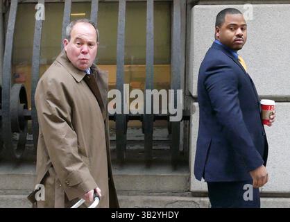 30 novembre 2015 - Balitmore, Maryland, États-Unis - WILLIAM PORTER, à droite, l'un des six officiers de police de la ville de Baltimore accusés dans le cadre de la mort de Freddie Gray, entre dans un palais de justice avec son avocat JOSEPH MURTHA pour la sélection du jury dans son procès. Porter fait face à des accusations d'homicide involontaire coupable, de voies de fait, de mise en danger imprudente et d'inconduite dans l'exercice de ses fonctions. (Crédit image : © Kevin Richardson/TNS via ZUMA Wire) Banque D'Images