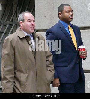 30 novembre 2015 - Balitmore, Maryland, États-Unis - WILLIAM PORTER, à droite, l'un des six officiers de police de la ville de Baltimore accusés dans le cadre de la mort de Freddie Gray, entre dans un palais de justice avec son avocat JOSEPH MURTHA pour la sélection du jury dans son procès. Porter fait face à des accusations d'homicide involontaire coupable, de voies de fait, de mise en danger imprudente et d'inconduite dans l'exercice de ses fonctions. (Crédit image : © Kevin Richardson/TNS via ZUMA Wire) Banque D'Images