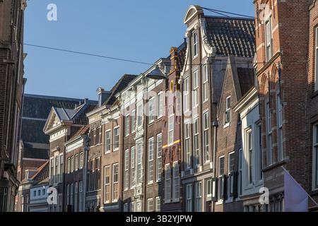 Bâtiments historiques avec un fond de ciel bleu à Dordrecht Banque D'Images