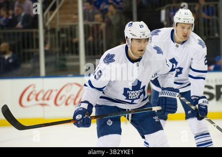 15 novembre 2015 : Joffrey Lupul (19 ans), l'aile droite des Maple Leafs de Toronto, et James van Riemsdyk (21 ans), l'aile gauche des Maple Leafs de Toronto, regardent pendant le match entre les Rangers de New York et les Maple Leafs de Toronto au Madison Square Garden à Manhattan, New York . Crédit obligatoire : Kostas Lymperopoulos/CSM (crédit image : © Kostas Lymperopoulos/CSM via ZUMA Wire) Banque D'Images