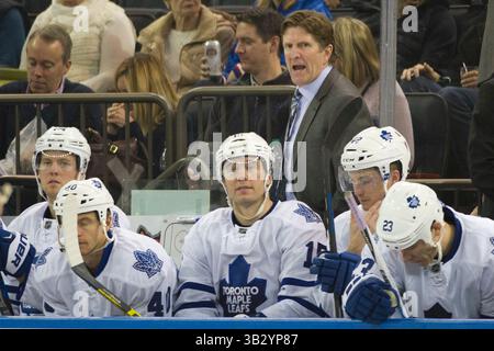 15 novembre 2015 : L'entraîneur-chef des Maple Leafs de Toronto Mike Babcock est animé derrière l'aile droite des Maple Leafs de Toronto P.A. Parenteau (15 ans) et le centre des Maple Leafs de Toronto Tyler Bozak (42 ans) pendant le match entre les Rangers de New York et les Maple Leafs de Toronto au Madison Square Garden à Manhattan, New York. Les Rangers de New York battent les Maple Leafs de Toronto 4-3. Crédit obligatoire : Kostas Lymperopoulos/CSM (crédit image : © Kostas Lymperopoulos/CSM via ZUMA Wire) Banque D'Images
