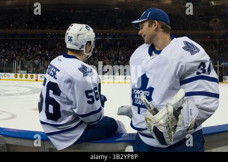 15 novembre 2015 : James Reimer (34 ans), gardien des Maple Leafs de Toronto, discute avec Byron Froese (56 ans), le centre des Maple Leafs de Toronto, sur le banc pendant le match entre les Rangers de New York et les Maple Leafs de Toronto au Madison Square Garden à Manhattan, New York . Les Rangers de New York battent les Maple Leafs de Toronto 4-3. Crédit obligatoire : Kostas Lymperopoulos/CSM (crédit image : © Kostas Lymperopoulos/CSM via ZUMA Wire) Banque D'Images