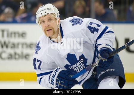 15 novembre 2015 : le centre des Maple Leafs de Toronto, Leo Komarov (47 ans), est en action pendant le match entre les Rangers de New York et les Maple Leafs de Toronto au Madison Square Garden à Manhattan, New York . Les Rangers de New York battent les Maple Leafs de Toronto 4-3. Crédit obligatoire : Kostas Lymperopoulos/CSM (crédit image : © Kostas Lymperopoulos/CSM via ZUMA Wire) Banque D'Images