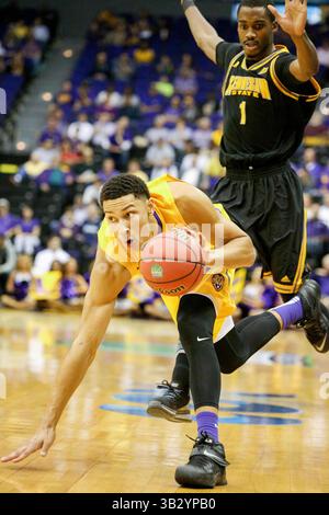 16 novembre 2015 : Ben Simmons (25), attaquant des Tigers de la LSU, affronte Nigel Pruitt (1), l'attaquant des Kennesaw State Owls, lors du match de basket-ball de LA NCAA entre les Tigers de la LSU et les Kennesaw State Owls au Pete Maravich Assembly Center à Baton Rouge, EN LOUISIANE. Stephen Lew/CSM(crédit image : © Stephen Lew/CSM via ZUMA Wire) Banque D'Images