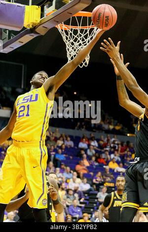 16 novembre 2015 : Aaron Epps (21 ans), attaquant des Tigers de la LSU, va pour un rebond pendant le match de basket-ball de la NCAA entre les Tigers de la LSU et les Owls de l'État de Kennesaw au Pete Maravich Assembly Center à Baton Rouge, EN LOUISIANE. Stephen Lew/CSM(crédit image : © Stephen Lew/CSM via ZUMA Wire) Banque D'Images