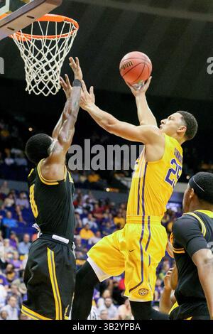 16 novembre 2015 : L'attaquant Ben Simmons (25) des Tigers de la LSU affronte le garde Kendrick Ray (00) des Kennesaw State Owls lors du match de basket-ball de la NCAA entre les Tigers de la LSU et les Kennesaw State Owls au Pete Maravich Assembly Center à Baton Rouge, EN LOUISIANE. Stephen Lew/CSM(crédit image : © Stephen Lew/CSM via ZUMA Wire) Banque D'Images