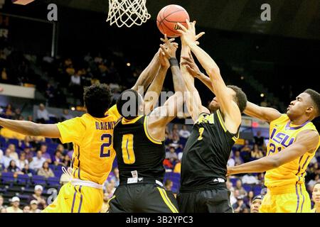 16 novembre 2015 : le garde des Tigers de la LSU Antonio Blakeney (2) et l'attaquant des Kennesaw State Owls Jordan Jones (2) combattent pour le ballon lors du match de basket-ball DE LA NCAA entre les Tigers de la LSU et les Kennesaw State Owls au Pete Maravich Assembly Center à Baton Rouge, EN LOUISIANE. Stephen Lew/CSM(crédit image : © Stephen Lew/CSM via ZUMA Wire) Banque D'Images