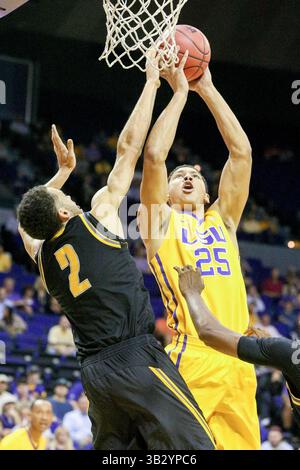 16 novembre 2015 : Ben Simmons (25), attaquant des Tigers de la LSU, tire contre Jordan Jones (2), l'attaquant des Kennesaw State Owls lors du match de basket-ball de la NCAA entre les Tigers de la LSU et les Kennesaw State Owls au Pete Maravich Assembly Center à Baton Rouge, EN LOUISIANE. Stephen Lew/CSM(crédit image : © Stephen Lew/CSM via ZUMA Wire) Banque D'Images