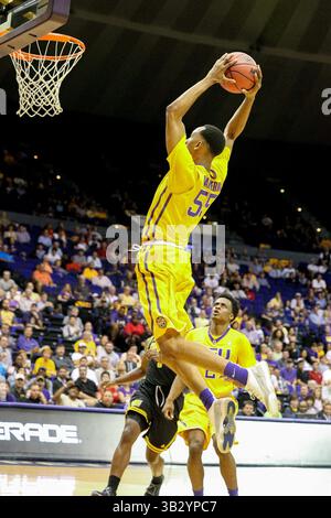 16 novembre 2015 : Tim Quarterman (55 ans), garde des Tigers de la LSU, lance le ballon pendant le match de basket-ball de la NCAA entre les Tigers de la LSU et les Owls de l'État de Kennesaw au Pete Maravich Assembly Center à Baton Rouge, EN LOUISIANE. Stephen Lew/CSM(crédit image : © Stephen Lew/CSM via ZUMA Wire) Banque D'Images