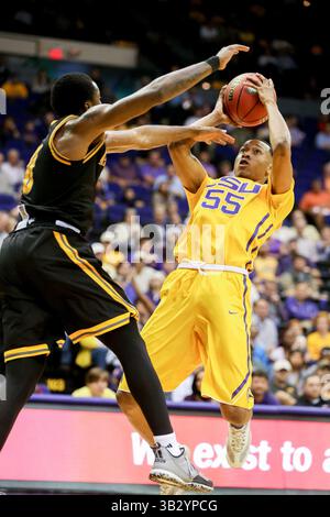 16 novembre 2015 : le garde des Tigers de la LSU Tim Quarterman (55 ans) tire un coup de saut pendant le match de basket-ball de la NCAA entre les Tigers de la LSU et les Owls de l'État de Kennesaw au Pete Maravich Assembly Center à Baton Rouge, EN LOUISIANE. Stephen Lew/CSM(crédit image : © Stephen Lew/CSM via ZUMA Wire) Banque D'Images
