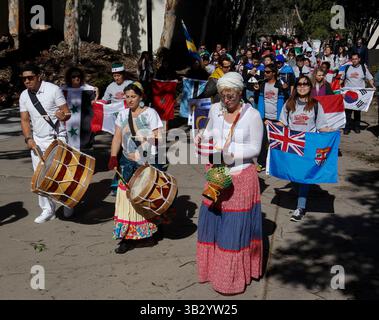 16 novembre 2015 - San Diego, CA, États-Unis - SAN DIEGO, CA-Nov. 16, 2015 : dirigés par un groupe de percussions du Centre culturel brésilien, les étudiants de l’UCSD ont organisé lundi un défilé de drapeaux pour l’ouverture de la semaine de l’éducation internationale le lundi 16 novembre 2015. JOHN GIBBINS / San Diego Union-Tribune) (crédit image : © John Gibbins/U-T San Diego via ZUMA Wire) Banque D'Images