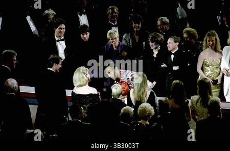 6 mai 2015 - Landover, Maryland, États-Unis d'Amérique - Landover, Maryland. 1-19-1993.Bill Cosby salue le président élu William Jefferson Clinton lors de sa performance lors du gala inaugural..crédit : Mark Reinstein (crédit image : © Mark Reinstein via ZUMA Wire) Banque D'Images