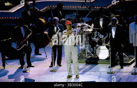 6 mai 2015 - Landover, Maryland, États-Unis d'Amérique - Landover, Maryland. 1-19-1993.Bill Cosby salue le président élu William Jefferson Clinton lors de sa performance lors du gala inaugural..crédit : Mark Reinstein (crédit image : © Mark Reinstein via ZUMA Wire) Banque D'Images