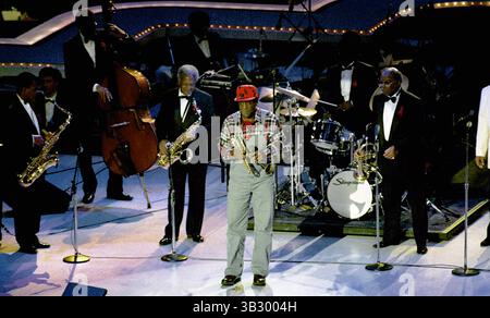 6 mai 2015 - Landover, Maryland, États-Unis d'Amérique - Landover, Maryland. 1-19-1993.Bill Cosby salue le président élu William Jefferson Clinton lors de sa performance lors du gala inaugural..crédit : Mark Reinstein (crédit image : © Mark Reinstein via ZUMA Wire) Banque D'Images