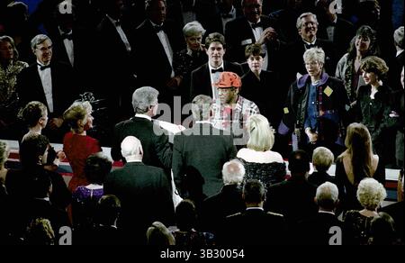 6 mai 2015 - Landover, Maryland, États-Unis d'Amérique - Landover, Maryland. 1-19-1993.Bill Cosby salue le président élu William Jefferson Clinton lors de sa performance lors du gala inaugural..crédit : Mark Reinstein (crédit image : © Mark Reinstein via ZUMA Wire) Banque D'Images