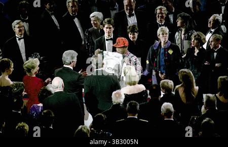 6 mai 2015 - Landover, Maryland, États-Unis d'Amérique - Landover, Maryland. 1-19-1993.Bill Cosby salue le président élu William Jefferson Clinton lors de sa performance lors du gala inaugural..crédit : Mark Reinstein (crédit image : © Mark Reinstein via ZUMA Wire) Banque D'Images