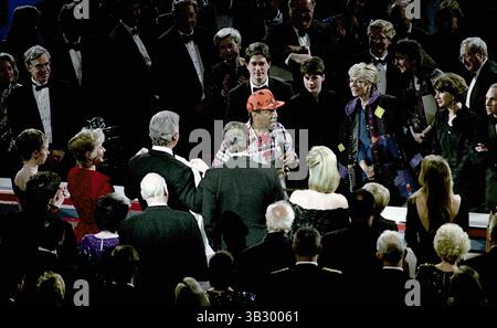6 mai 2015 - Landover, Maryland, États-Unis d'Amérique - Landover, Maryland. 1-19-1993.Bill Cosby salue le président élu William Jefferson Clinton lors de sa performance lors du gala inaugural..crédit : Mark Reinstein (crédit image : © Mark Reinstein via ZUMA Wire) Banque D'Images