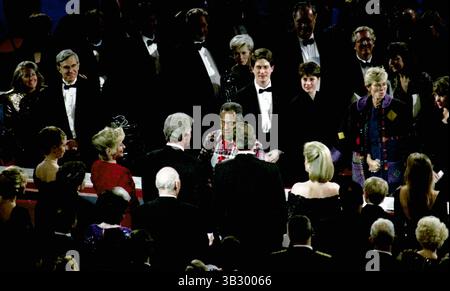 6 mai 2015 - Landover, Maryland, États-Unis d'Amérique - Landover, Maryland. 1-19-1993.Bill Cosby salue le président élu William Jefferson Clinton lors de sa performance lors du gala inaugural..crédit : Mark Reinstein (crédit image : © Mark Reinstein via ZUMA Wire) Banque D'Images