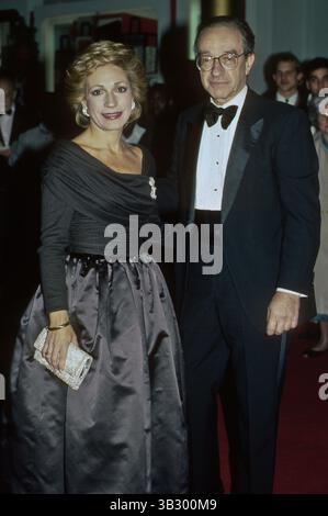 29 août 2015 - Washington, District of Columbia, États-Unis d'Amérique - Washington, DC. 12-3-1989.Andrea Mitchell de NBC et son mari Alan Greenspan (président de la réserve ferérale) arrivent au Kennedy Center pour assister au programme annuel d'honneurs..crédit : Mark Reinstein (crédit image : © Mark Reinstein via ZUMA Wire) Banque D'Images