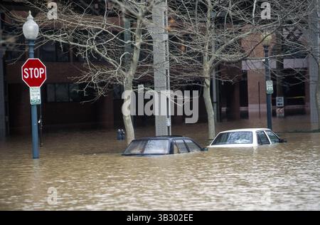 29 août 2015 - Washington, District of Columbia, États-Unis d'Amérique - Washington, DC. 9-9-1996. Le fleuve Potomac au stade d'inondation au port de Washington. Ce sont les conséquences des précipitations de l'ouragan Fran. La veille de la jauge d'inondation à Harpers Ferry W. La va a été mesurée à plus de 29,80 pieds. . Voitures garées le long de Kst. NW sont inondés..crédit : Mark Reinstein (crédit image : © Mark Reinstein via ZUMA Wire) Banque D'Images