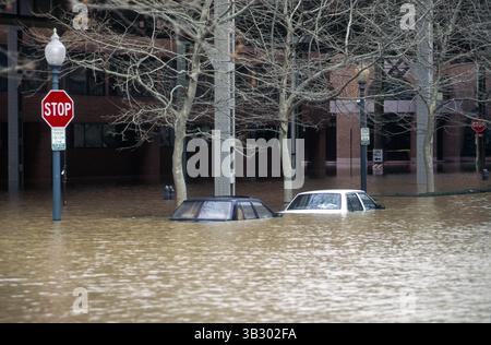 29 août 2015 - Washington, District of Columbia, États-Unis d'Amérique - Washington, DC. 9-9-1996. Le fleuve Potomac au stade d'inondation au port de Washington. Ce sont les conséquences des précipitations de l'ouragan Fran. La veille de la jauge d'inondation à Harpers Ferry W. La va a été mesurée à plus de 29,80 pieds. . Voitures garées le long de Kst. NW sont inondés..crédit : Mark Reinstein (crédit image : © Mark Reinstein via ZUMA Wire) Banque D'Images