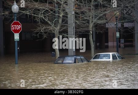 29 août 2015 - Washington, District of Columbia, États-Unis d'Amérique - Washington, DC. 9-9-1996. Le fleuve Potomac au stade d'inondation au port de Washington. Ce sont les conséquences des précipitations de l'ouragan Fran. La veille de la jauge d'inondation à Harpers Ferry W. La va a été mesurée à plus de 29,80 pieds. . Voitures garées le long de Kst. NW sont inondés..crédit : Mark Reinstein (crédit image : © Mark Reinstein via ZUMA Wire) Banque D'Images