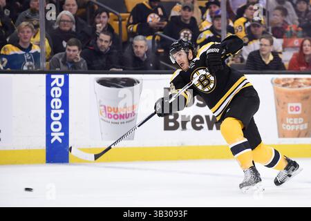 Mardi 5 janvier 2015 : le défenseur des Bruins de Boston Kevan Miller (86 ans) tire sur la rondelle lors du match de la Ligue nationale de hockey entre les Capitals de Washington et les Bruins de Boston, qui a lieu au TD Garden, à Boston, Massachusetts. Washington bat Boston 3-2 en temps réglementaire. Eric Canha/CSM(image crédit : © Eric Canha/CSM via ZUMA Wire) Banque D'Images