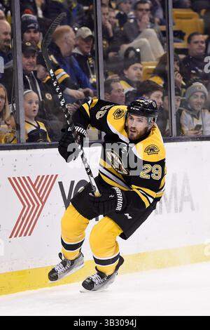 Mardi 5 janvier 2015 : Landon Ferraro (29 ans), le centre des Bruins de Boston, est en action lors du match de la Ligue nationale de hockey entre les Capitals de Washington et les Bruins de Boston, qui a eu lieu au TD Garden, à Boston, Massachusetts. Washington bat Boston 3-2 en temps réglementaire. Eric Canha/CSM(image crédit : © Eric Canha/CSM via ZUMA Wire) Banque D'Images