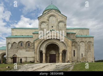 Vue du sud, la cathédrale de Bagrati, la cathédrale de Kutaisi, ancien site du patrimoine mondial de l'UNESCO, Kutaisi, Imeretia, Géorgie, Asie Banque D'Images