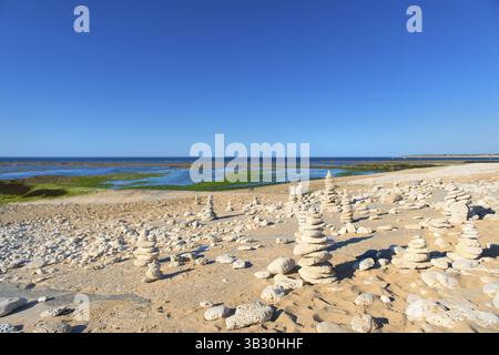 Ile de Re - Côte Nord près du phare avec de nombreuses petites tours de pierres empilées Banque D'Images