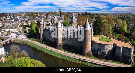 France les plus beaux châteaux médiévaux - Josselin , forteresse pittoresque et vieux village dans le département du Morbihan de Bretagne. vue panoramique sur drone aérien Banque D'Images