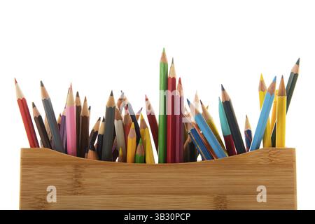 Crayons de couleur dans une boîte en bois isolé sur fond blanc Banque D'Images