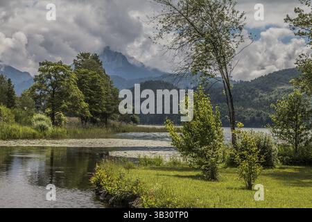Lac Weissensee à l'ouest de Fuessen dans le district d'Ostallgaeu, avec les Alpes d'Ammergau et le Saeuling en arrière-plan Banque D'Images