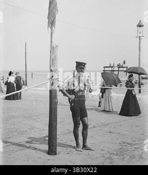 Dec. 10, 2015 - sauveteur, Brighton Beach, Brooklyn, New York États-Unis, circa 1905 (crédit image : © Glasshouse via ZUMA Wire) Banque D'Images