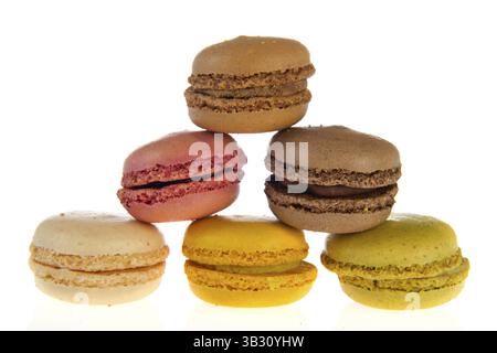 Macarons colorés isolé français sur fond blanc Banque D'Images