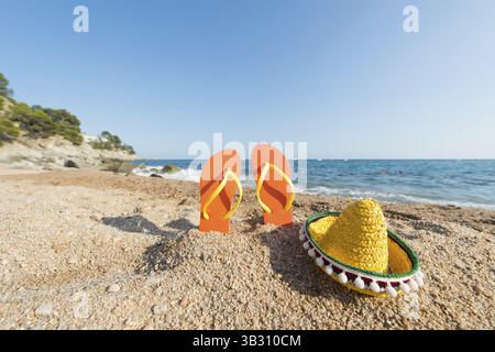 Glissez des tongs colorées sur la plage espagnole Banque D'Images