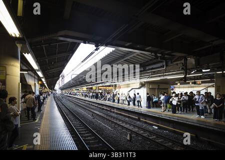 TOKYO, JAPON - 11 MAI 2019 : quai de la gare de Shinjuku et chemin de fer à Tokyo, Japon Banque D'Images
