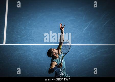 MELBOURNE, AUSTRALIE - 19 JANVIER : Carlos Alcaraz d'Espagne sert à Jack Draper de Grande-Bretagne le huitième jour de l'Open d'Australie 2025 à Melbourn Banque D'Images