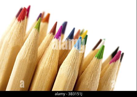 En bois divers crayons de couleur sur fond blanc Banque D'Images