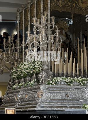 Trono devant la procession, table de procession, gros plan, Fraternité, Real Hermandad de nuestro Padre Jesus del Santo Sepulcro y nuestra Senora d Banque D'Images