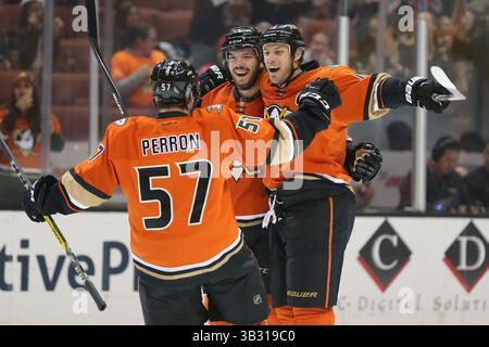 7 mars 2016 : le centre des Ducks d'Anaheim Ryan Getzlaf #15 célèbre son but une minute seulement après le début du match avec le défenseur des Ducks d'Anaheim Simon Despres #24 et l'aile gauche des Ducks d'Anaheim David Perron #57 dans le match entre les Capitals de Washington et les Ducks d'Anaheim, Centre Honda à Anaheim, CA. CAL Sport Media/ photographe : Peter Joneleit(image crédit : © Peter Joneleit/CSM via ZUMA Wire) Banque D'Images