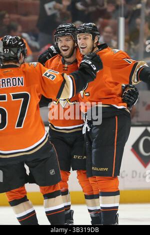7 mars 2016 : le centre des Ducks d'Anaheim Ryan Getzlaf #15 célèbre son but une minute seulement après le début du match avec le défenseur des Ducks d'Anaheim Simon Despres #24 et l'aile gauche des Ducks d'Anaheim David Perron #57 dans le match entre les Capitals de Washington et les Ducks d'Anaheim, Centre Honda à Anaheim, CA. CAL Sport Media/ photographe : Peter Joneleit(image crédit : © Peter Joneleit/CSM via ZUMA Wire) Banque D'Images