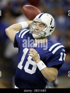 7 mars 2016 - dossier - PEYTON MANNING a fait un adieu émotionnel après 18 ans à la NFL, un jour après que le champion du Super Bowl Denver Broncos ait annoncé la retraite du quarterback emblématique. Manning, 39 ans, est devenu le plus vieux quarterback débutant de l'histoire du Super Bowl le mois dernier après avoir guidé Denver devant les Panthers de la Caroline 24-10 remportant le Super Bowl 50, son dernier match. Photo : 5 décembre 2004 - États-Unis - Peyton Manning des Colts a lancé trois passes de touchdown contre les Titans au RCA Dome à Indianapolis, Indiana. (Crédit image : © Sam riche/TNS/ZUMAPRESS.com) Banque D'Images