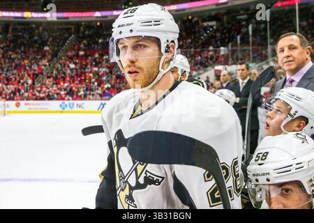 12 janvier 2016 - Raleigh, Caroline du Nord, États-Unis - le défenseur des Penguins de Pittsburgh Ian Cole (28) au cours de la partie de la LNH entre les Penguins de Pittsburgh et les Hurricanes de la Caroline au PNC Arena. (Crédit Image : © Andy Martin fils via Zuma sur le fil) Banque D'Images