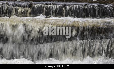 Ruisseau coulant sur des pierres, longue exposition, près de Kvam, Gudbrandsdal, Norvège, Europe Banque D'Images